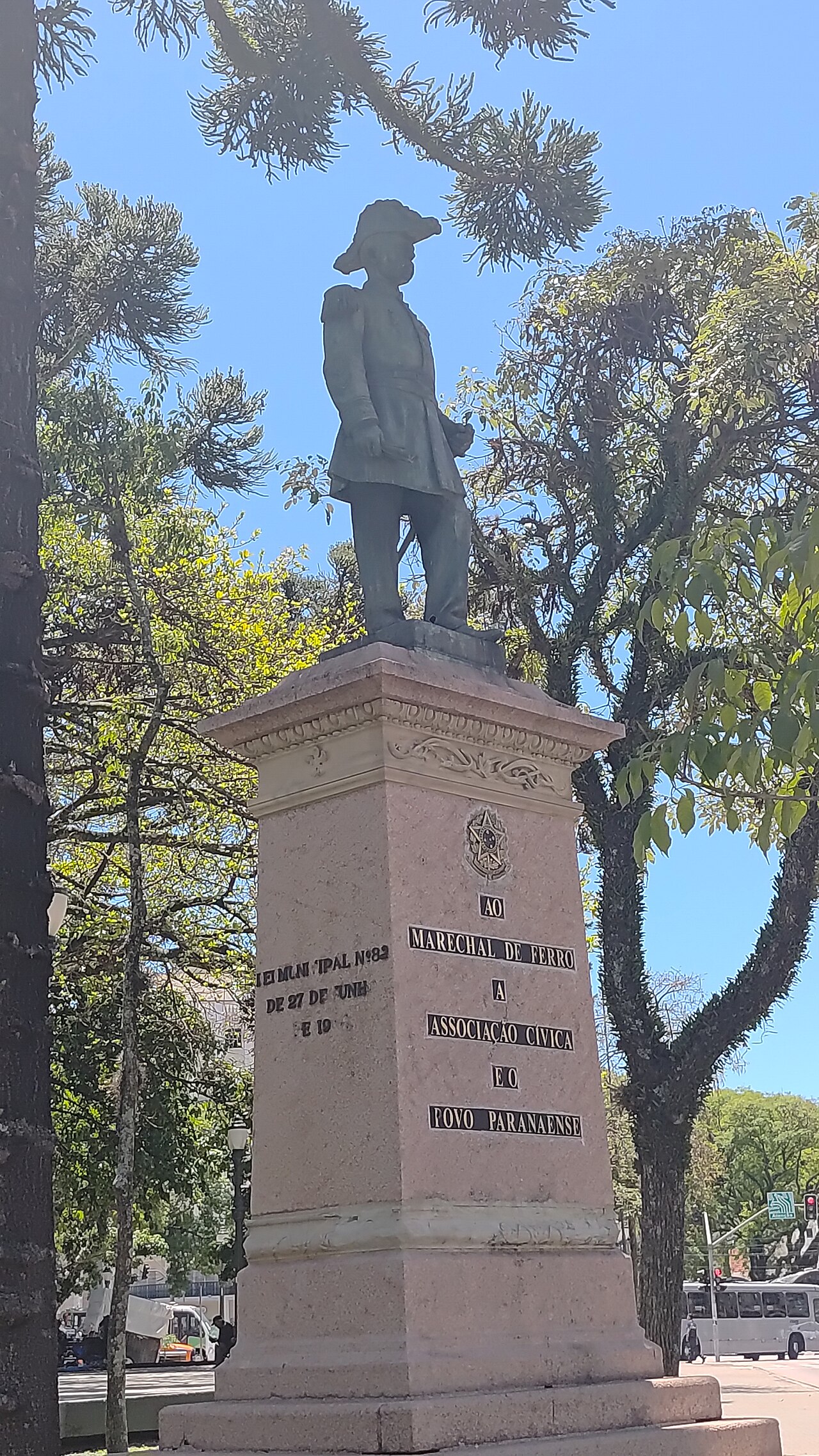 Imagem ilustrativa: Estátua do Marechal Deodoro da Fonseca na Praça Tiradentes, no centro de Curitiba