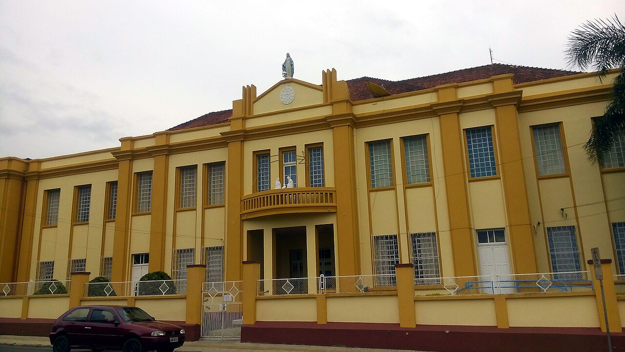 Imagem ilustrativa: Fachada da Escola Nossa Senhora das Graças, na cidade de Irati, no Paraná