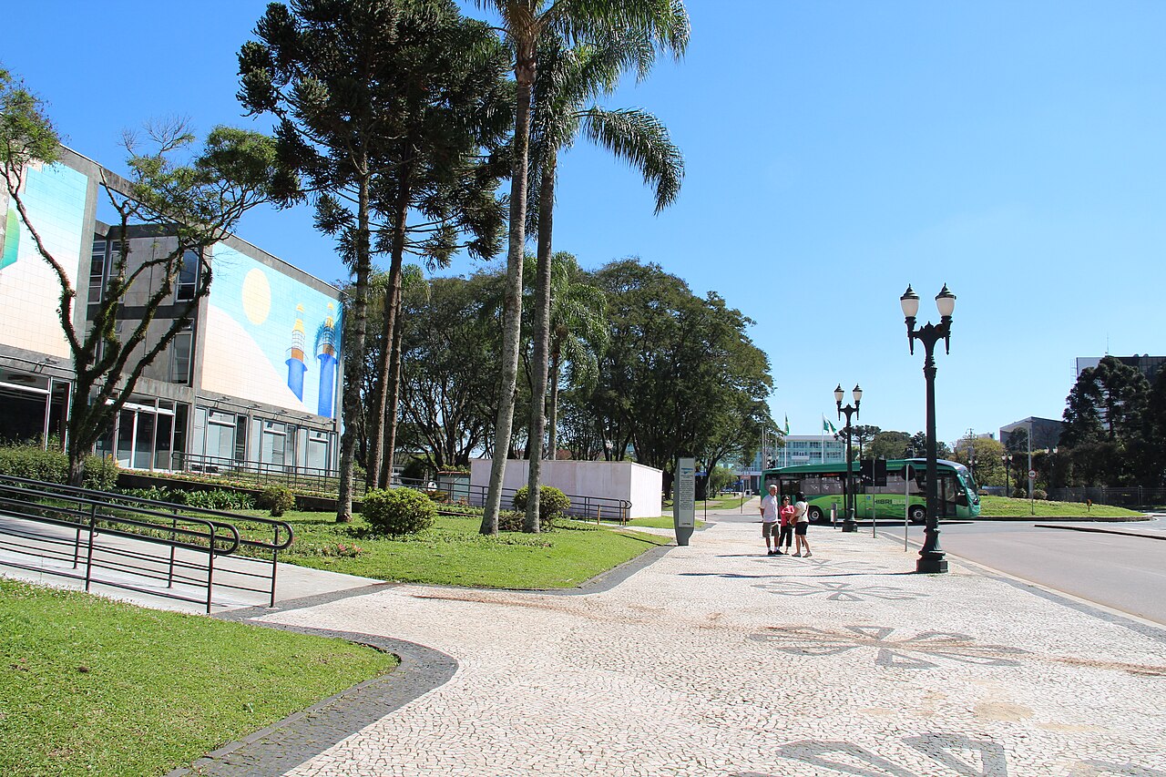 Imagem ilustrativa: Centro Cívico em Curitiba com ampla praça e prédios governamentais ao fundo.