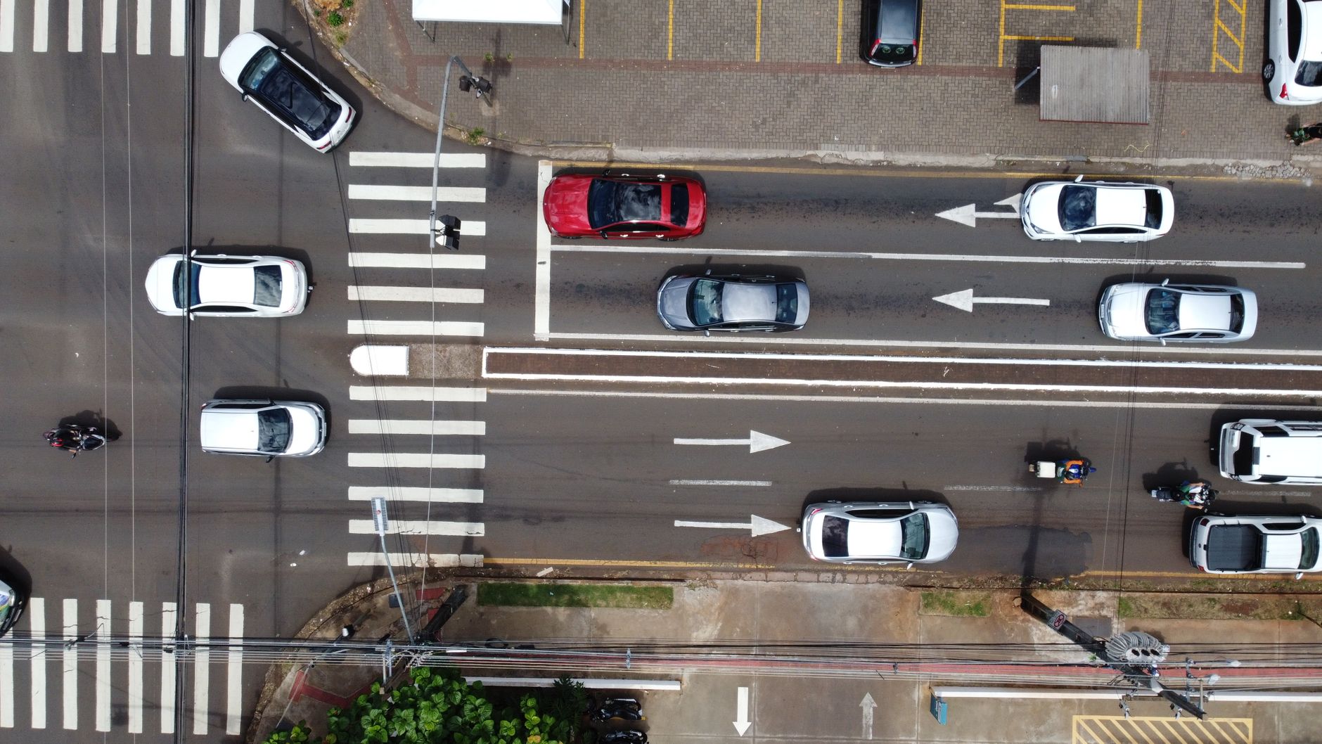 Imagem ilustrativa: Vista aérea de veículos em uma avenida movimentada de Londrina, no Paraná.
