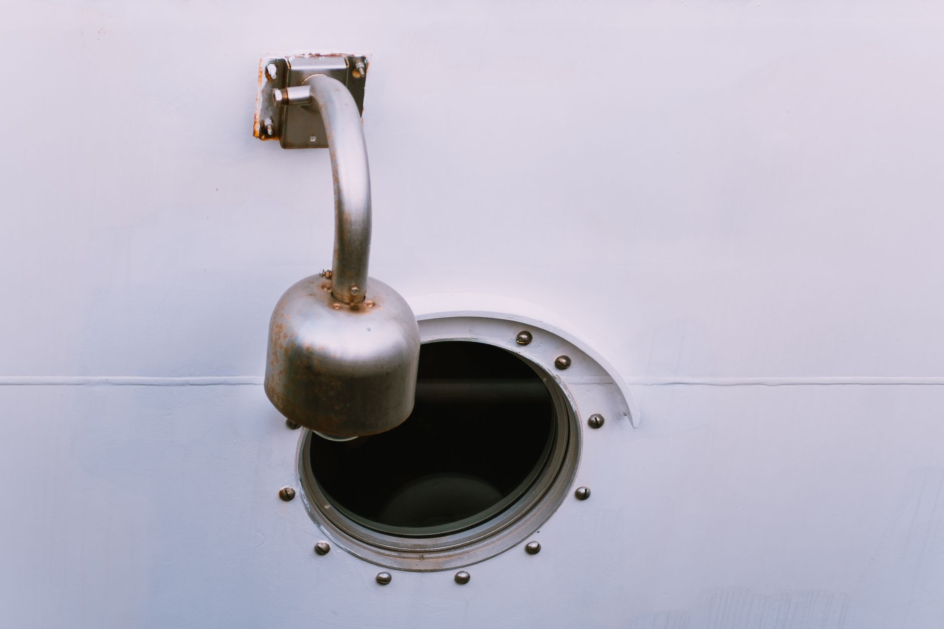 Imagem ilustrativa: Vigia e ventilação no casco de um navio, em detalhe.