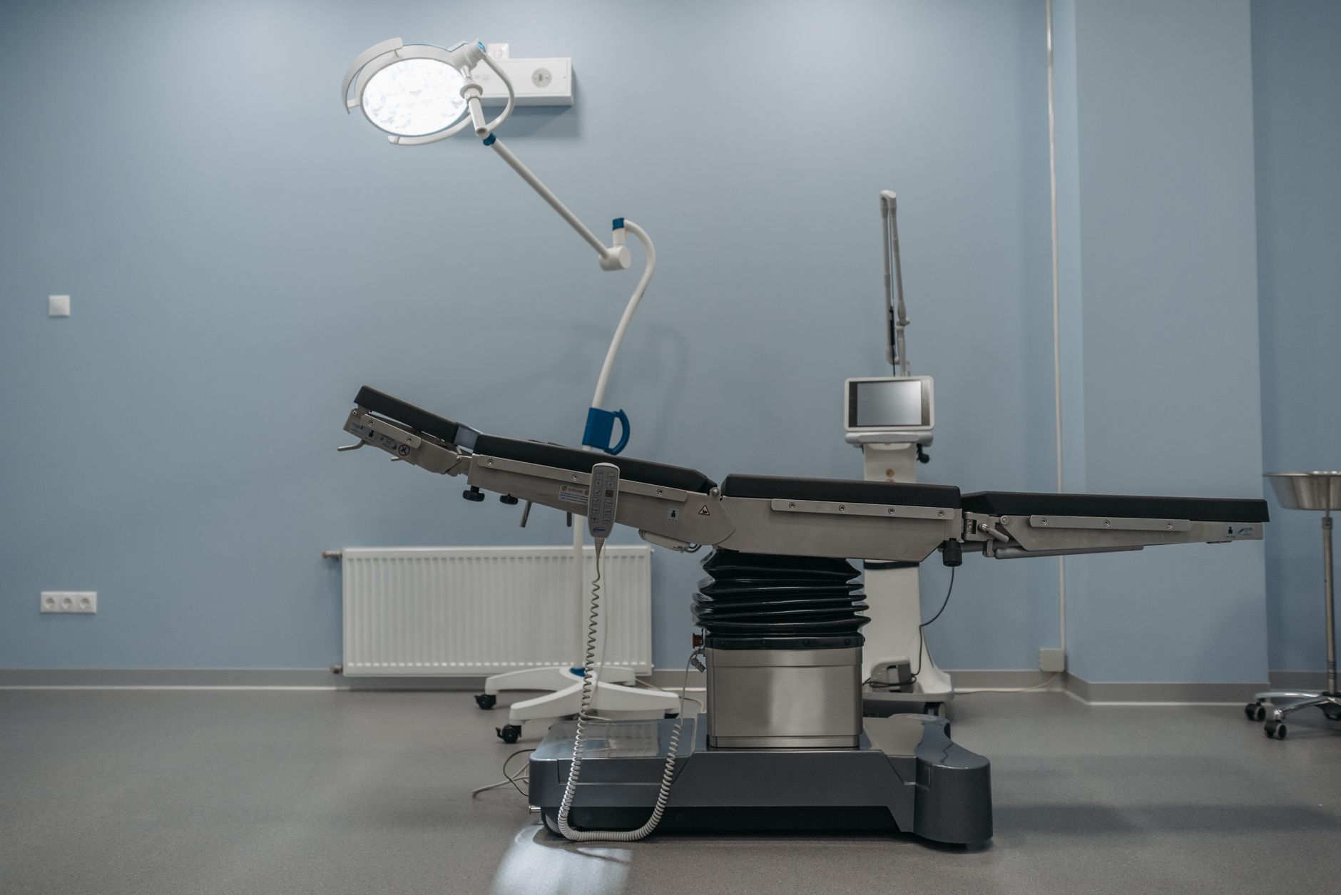 Imagem ilustrativa: Uma sala de cirurgia contemporânea exibindo equipamentos médicos de ponta e mesa cirúrgica.