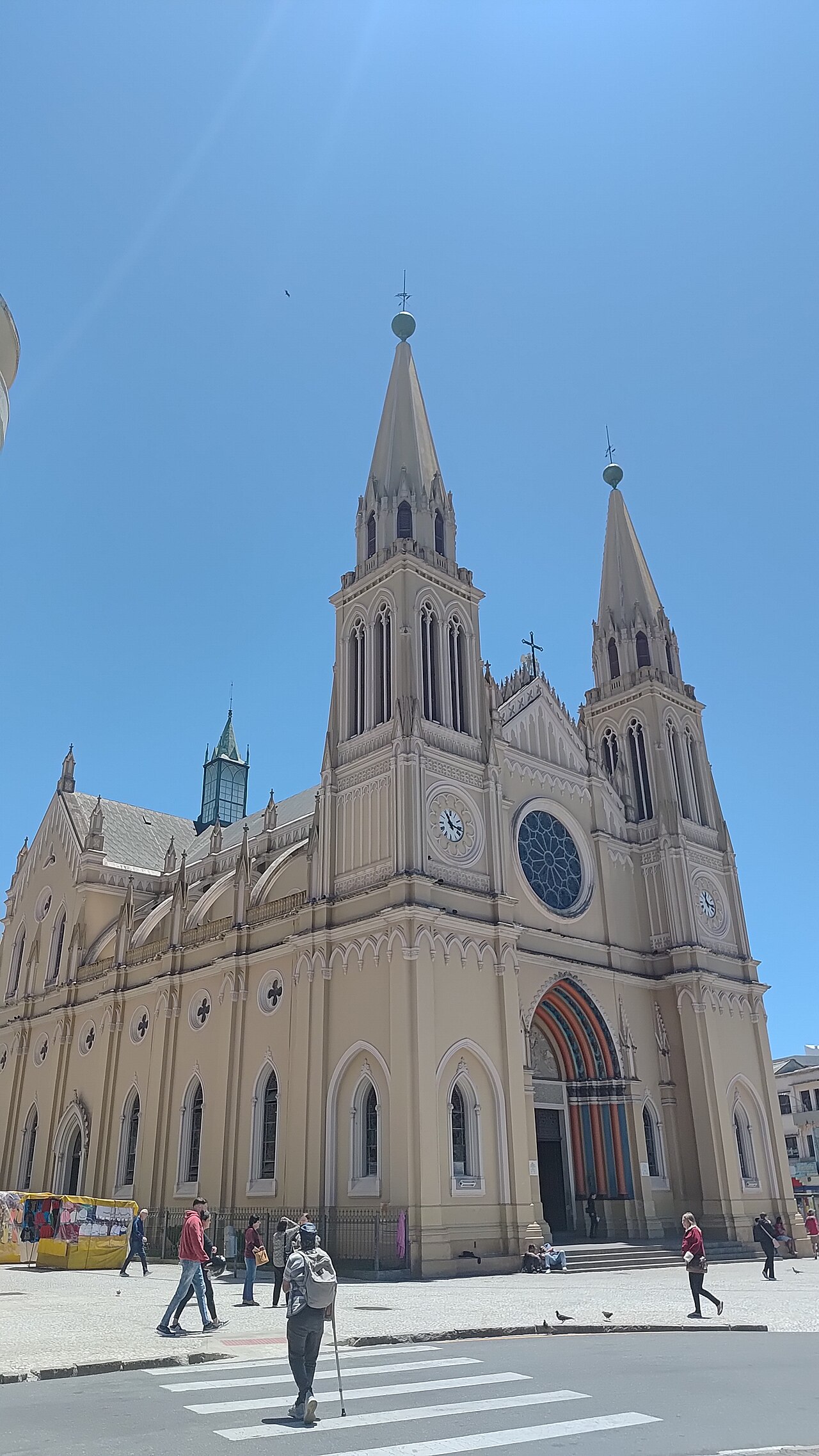 Imagem ilustrativa: Fachada da Catedral Basílica Menor de Nossa Senhora da Luz dos Pinhais, em Curitiba