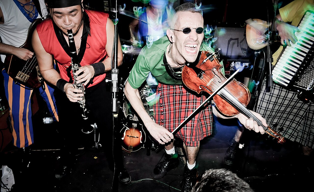 Imagem ilustrativa: A banda paranaense Terra Celta em apresentação ao vivo, com violino, clarinete e acordeón