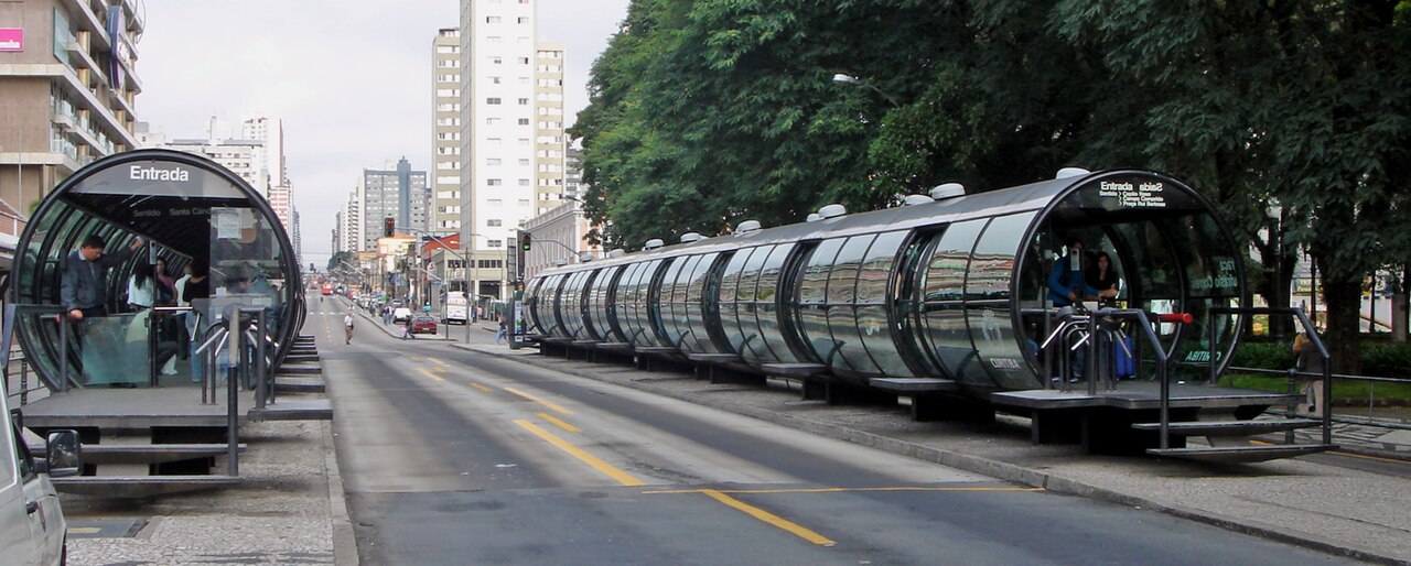 Imagem ilustrativa: Estação-tubo da Praça Eufrásio Correia em Curitiba