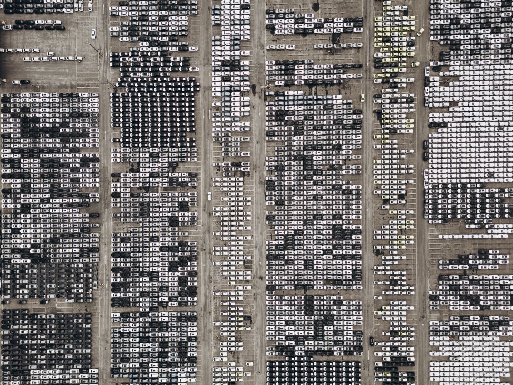Imagem ilustrativa: Vista aérea de um pátio com fileiras de veículos estacionados