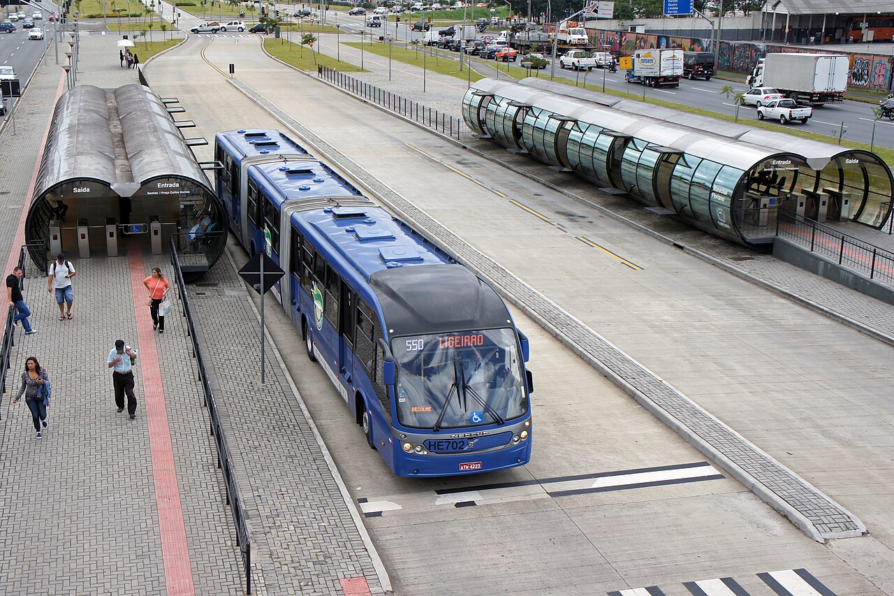 Imagem ilustrativa: Trecho da Linha Verde em Curitiba com canaleta de transporte e fluxo viário.
