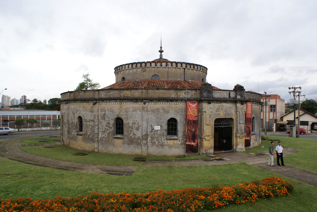 Imagem ilustrativa: Vista externa do Teatro Paiol, em Curitiba.