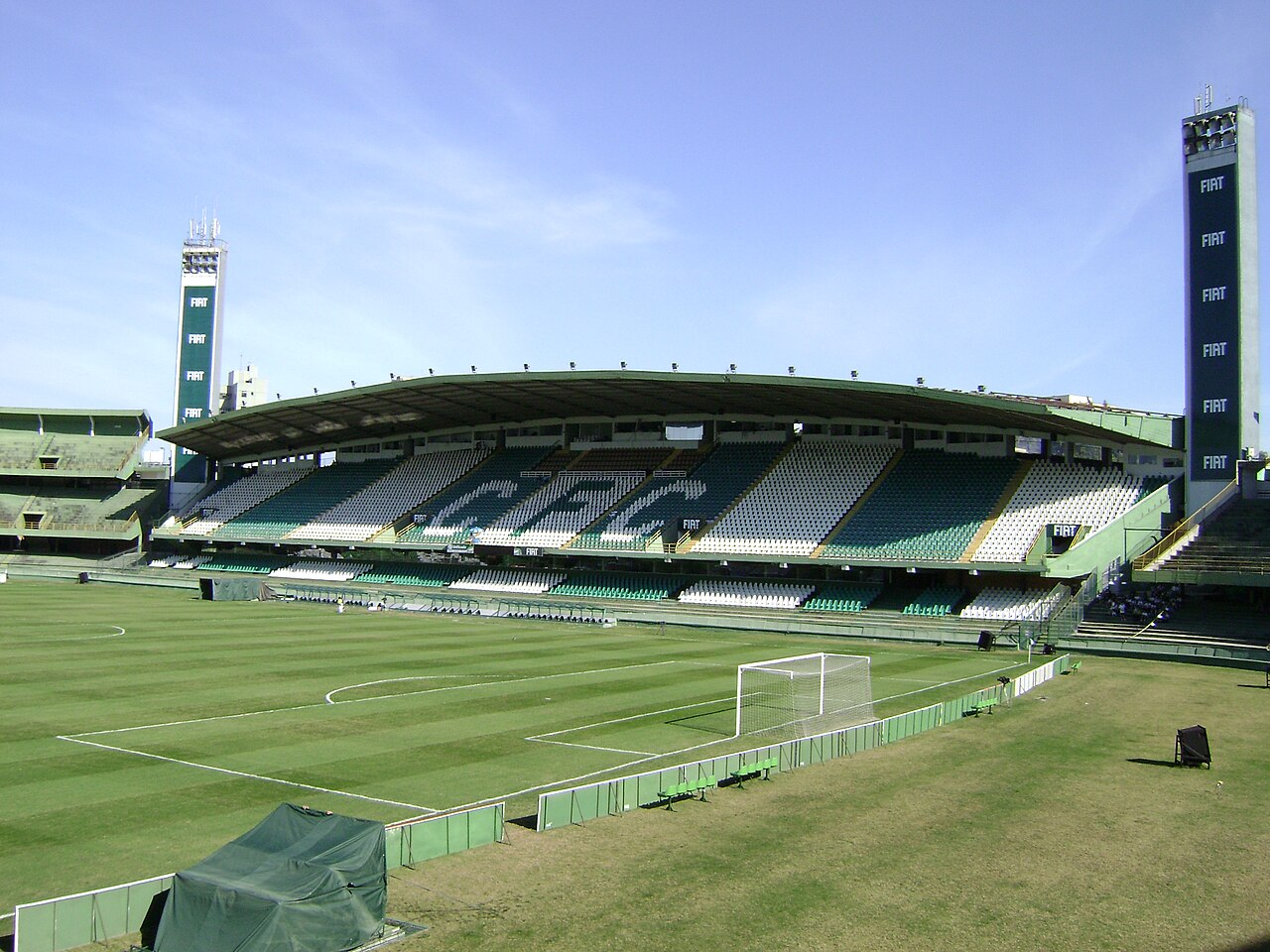 Imagem ilustrativa: Arquibancada principal e gramado do Estádio Major Antônio Couto Pereira, casa do Coritiba