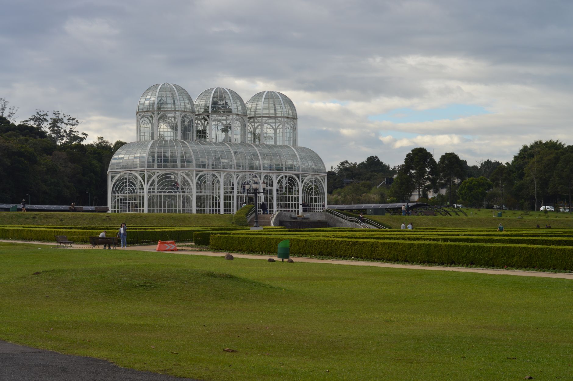 Imagem ilustrativa: Estufa do Jardim Botânico de Curitiba durante o dia, antes da iluminação da campanha.
