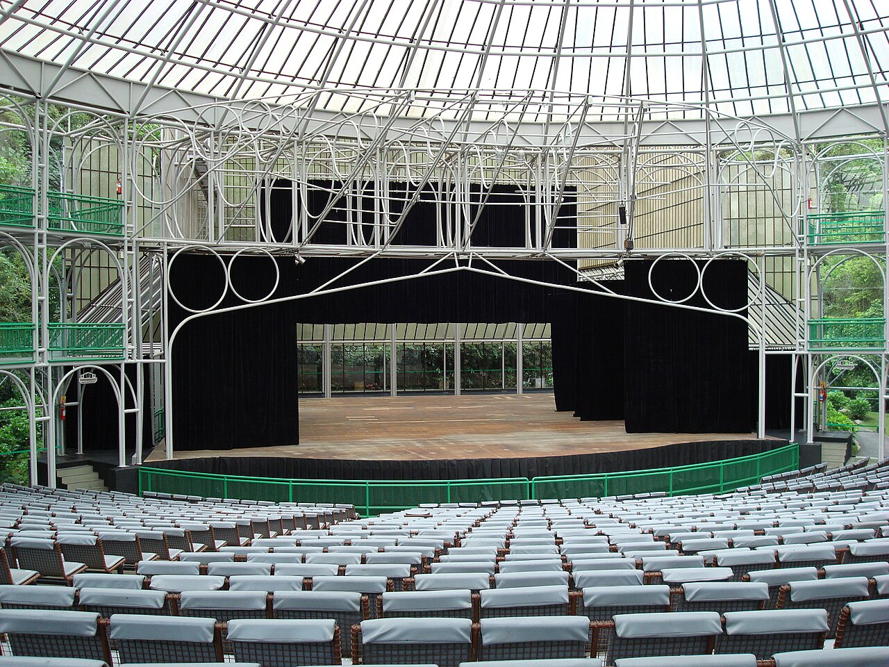 Imagem ilustrativa: Palco e cadeiras do auditório da Ópera de Arame, em Curitiba.