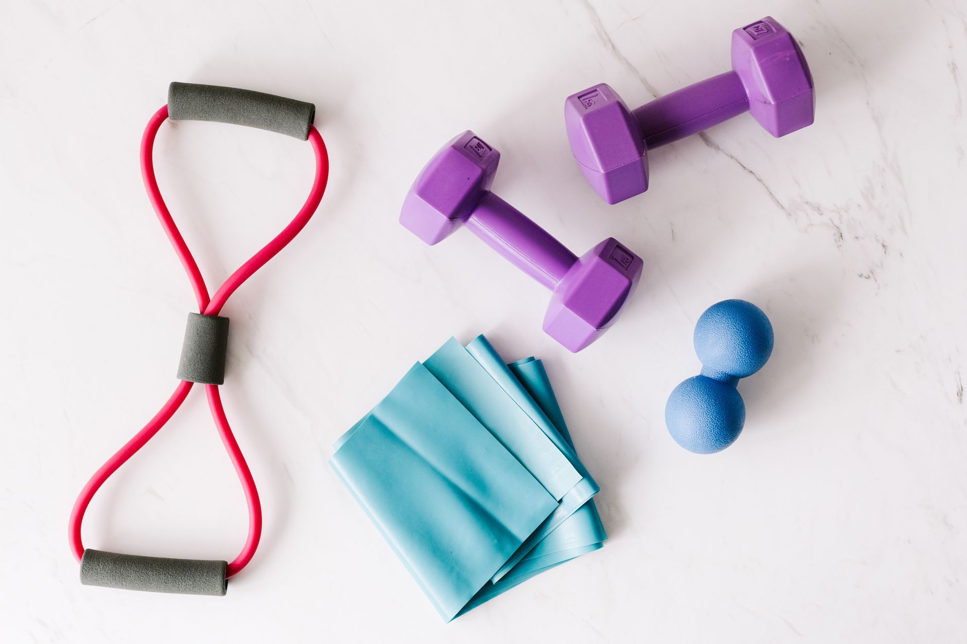Imagem ilustrativa: Faixas elásticas e pequenos pesos para exercícios; imagem ilustrativa.