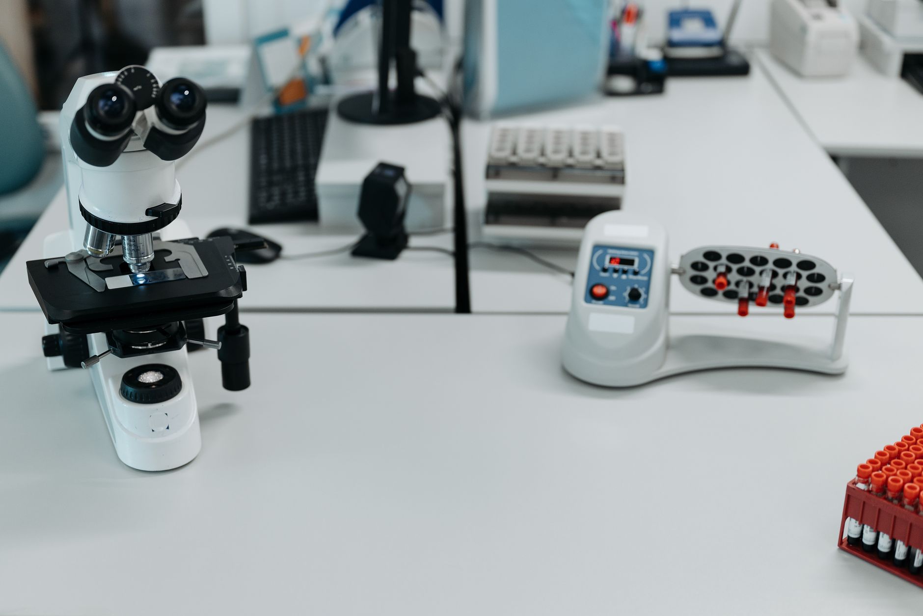 Imagem ilustrativa: Bancada de laboratório com microscópio e equipamentos de análise.