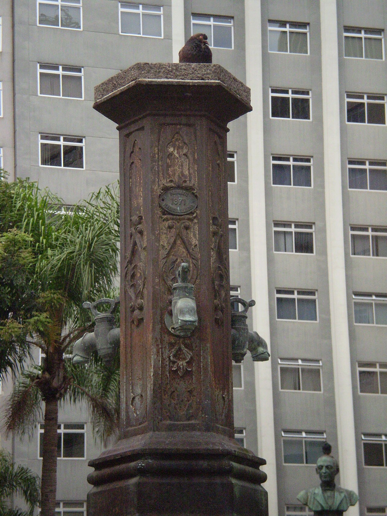 Imagem ilustrativa: Chafariz histórico da Praça Zacarias, em Curitiba, com a placa de 1871 e as torneiras de bronze