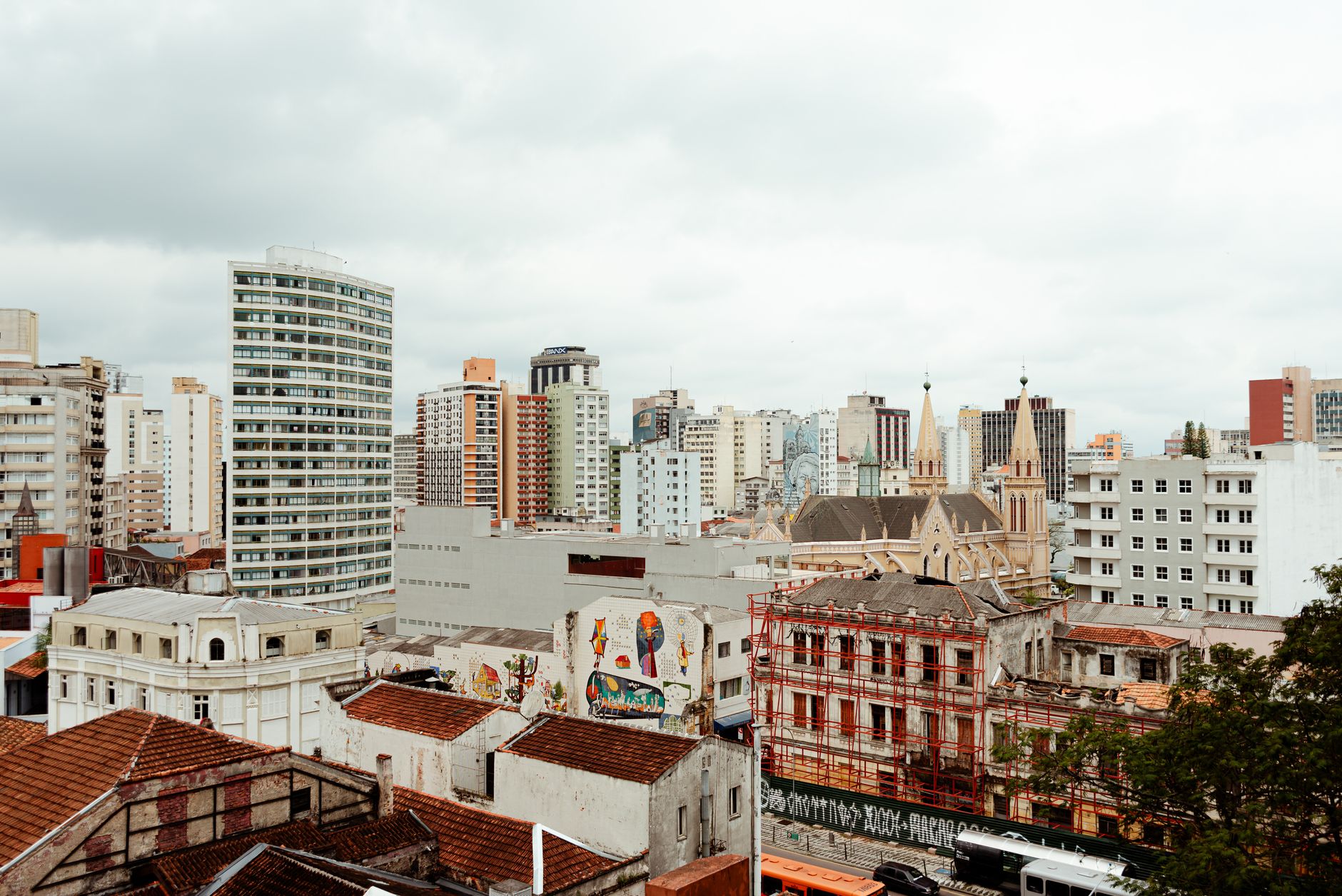 Imagem ilustrativa: Vista de edifícios no Centro de Curitiba.