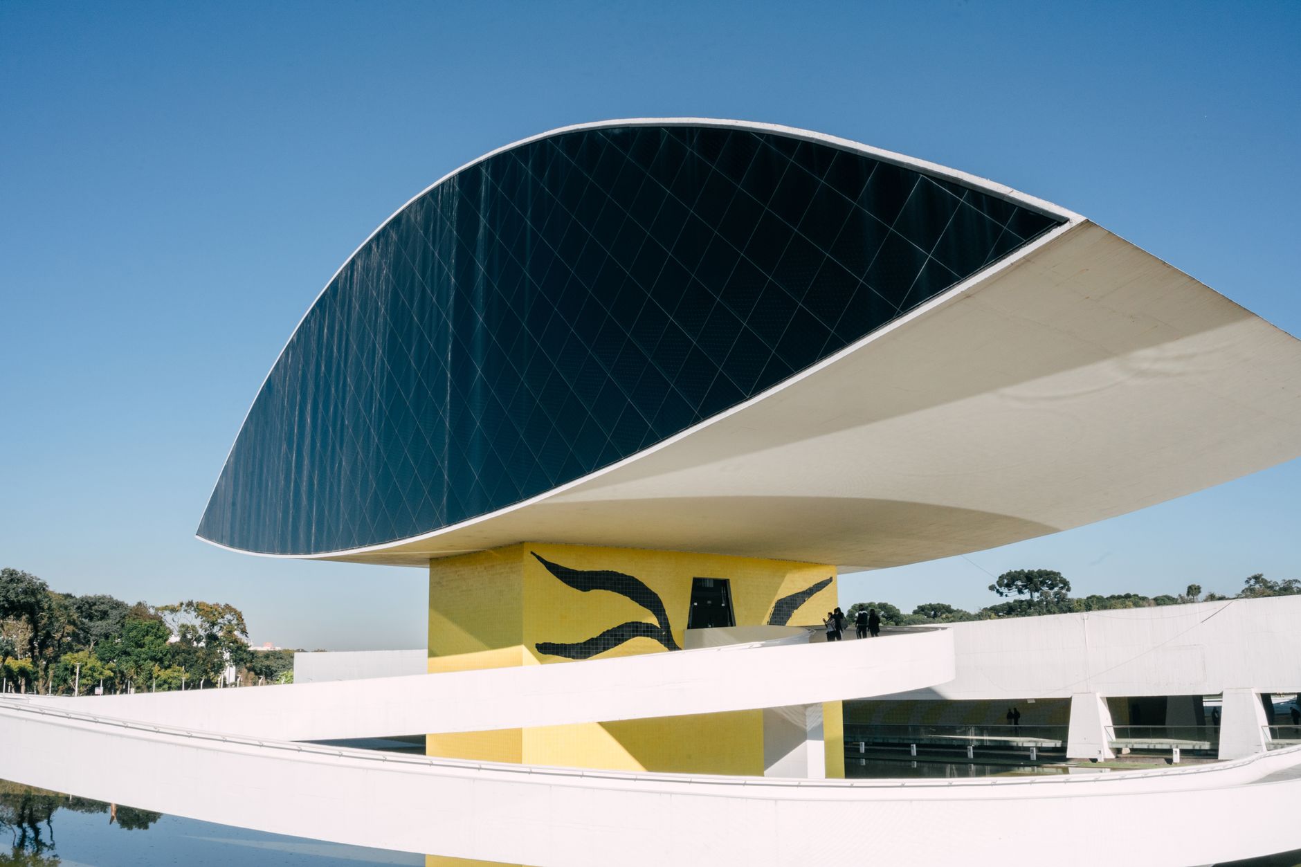 Imagem ilustrativa: Vista deslumbrante do Museu Oscar Niemeyer em Curitiba, conhecido por seu design em forma de olho.