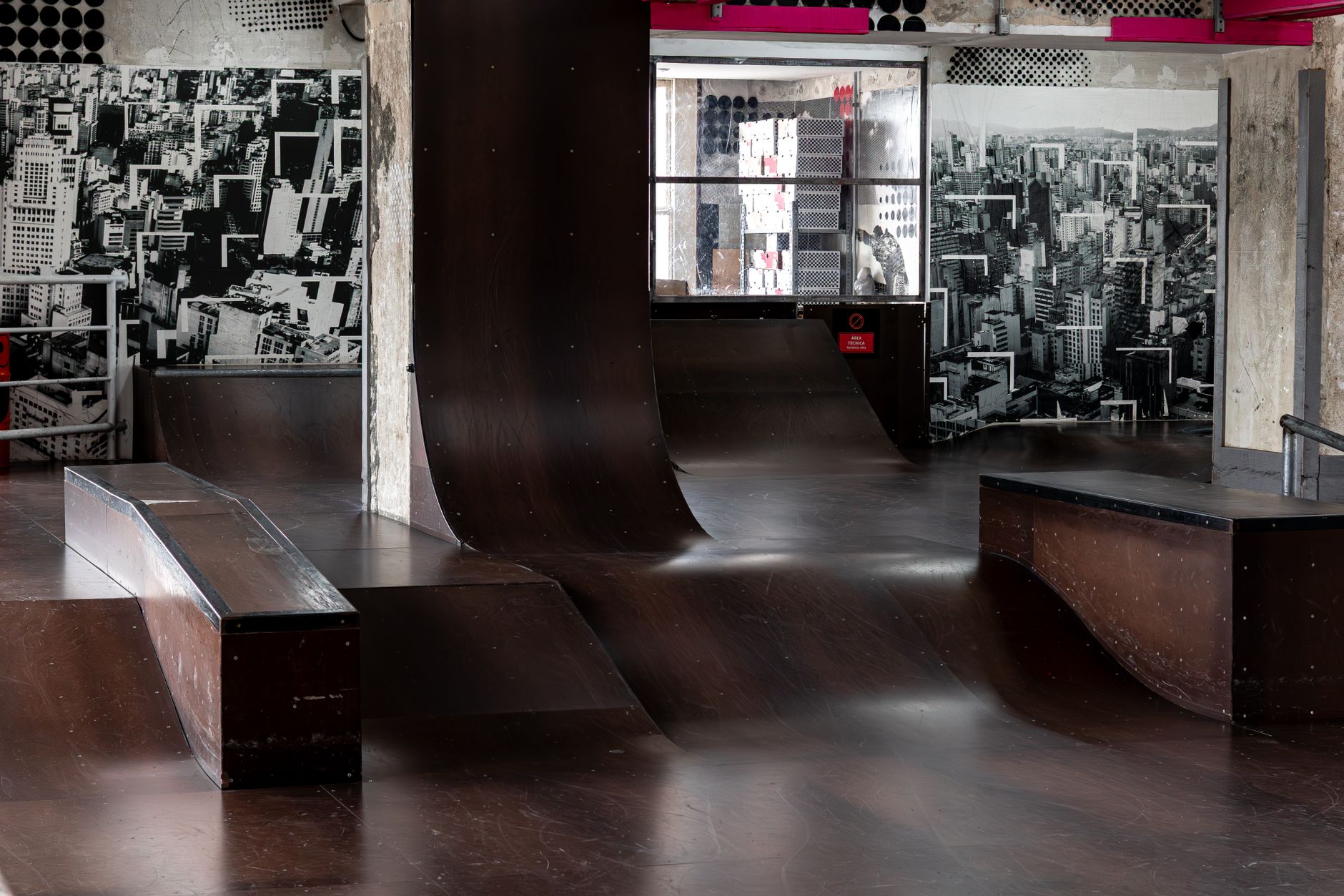 Imagem ilustrativa: Pista de skate com rampas e obstáculos, sem praticantes.