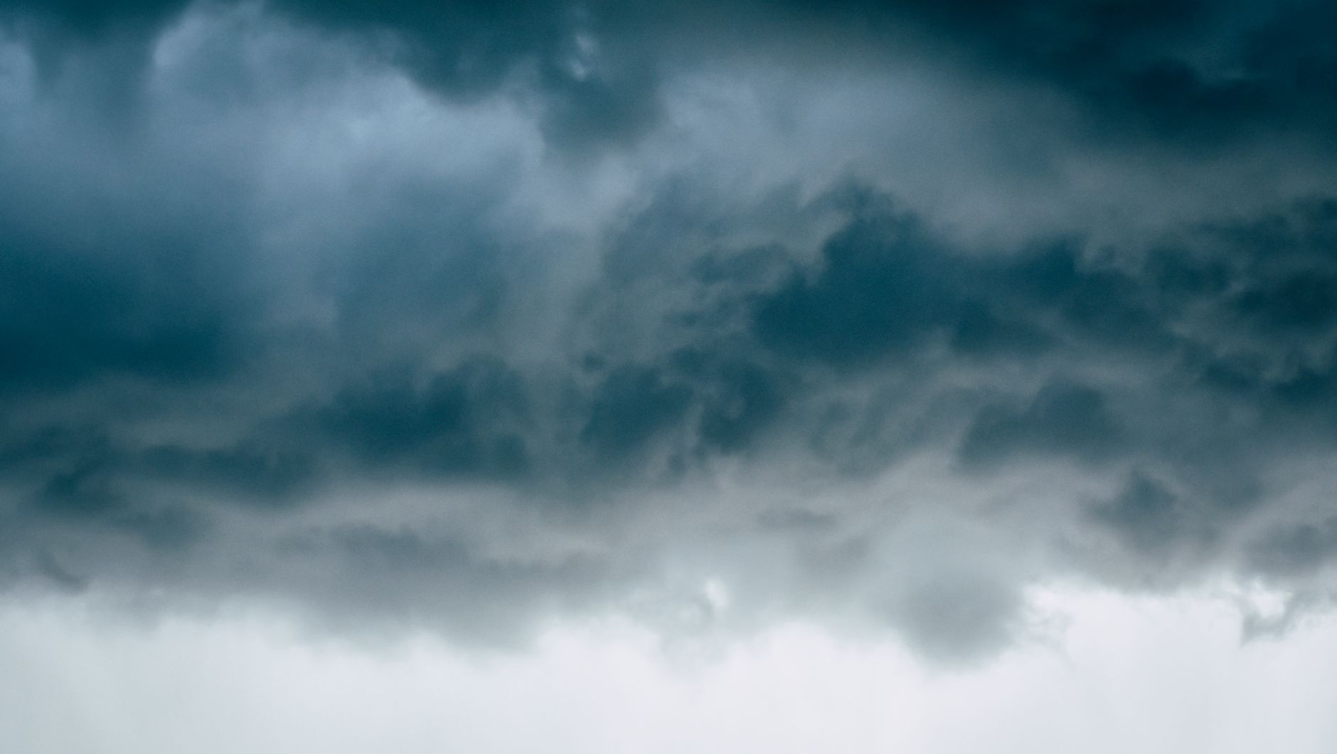 Imagem ilustrativa: Uma captura dramática e melancólica de nuvens de tempestade escuras se formando no céu, destacando o poder da natureza.