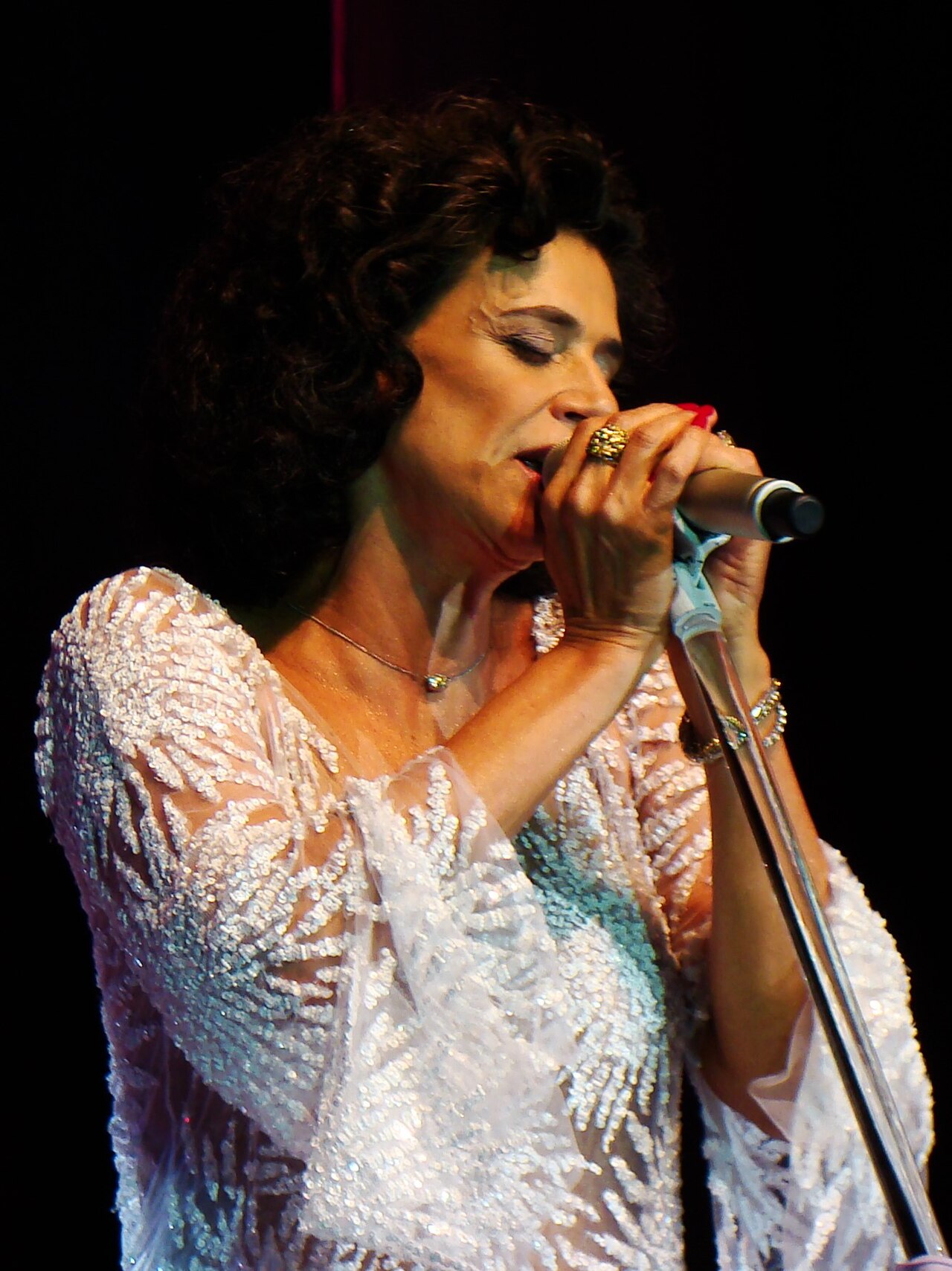 Imagem ilustrativa: A cantora Simone Bittencourt de Oliveira cantando ao microfone durante apresentação